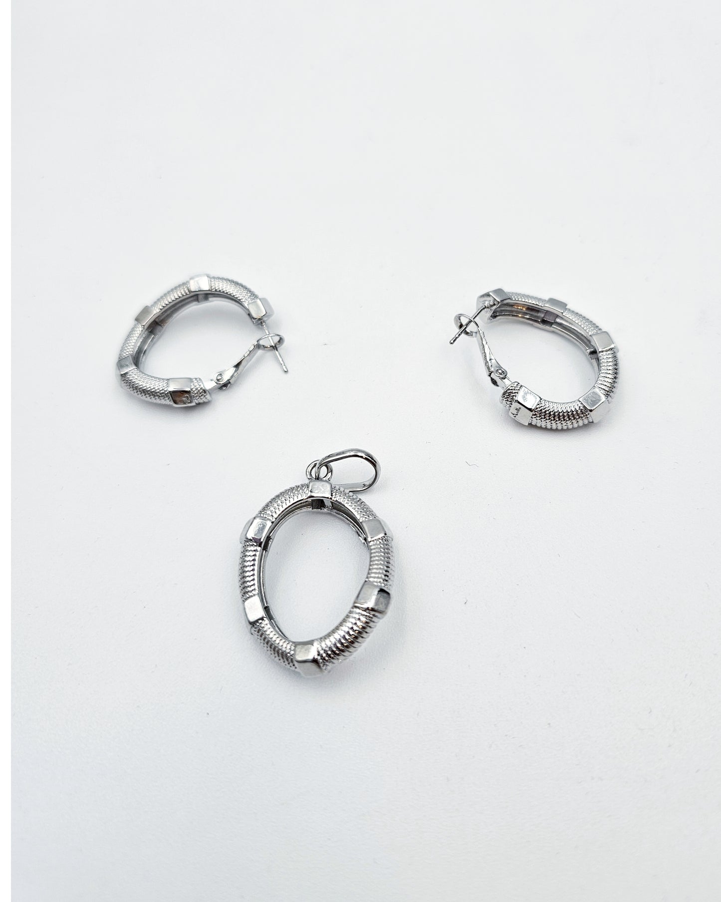 DA 582 EARRING AND PENDANT