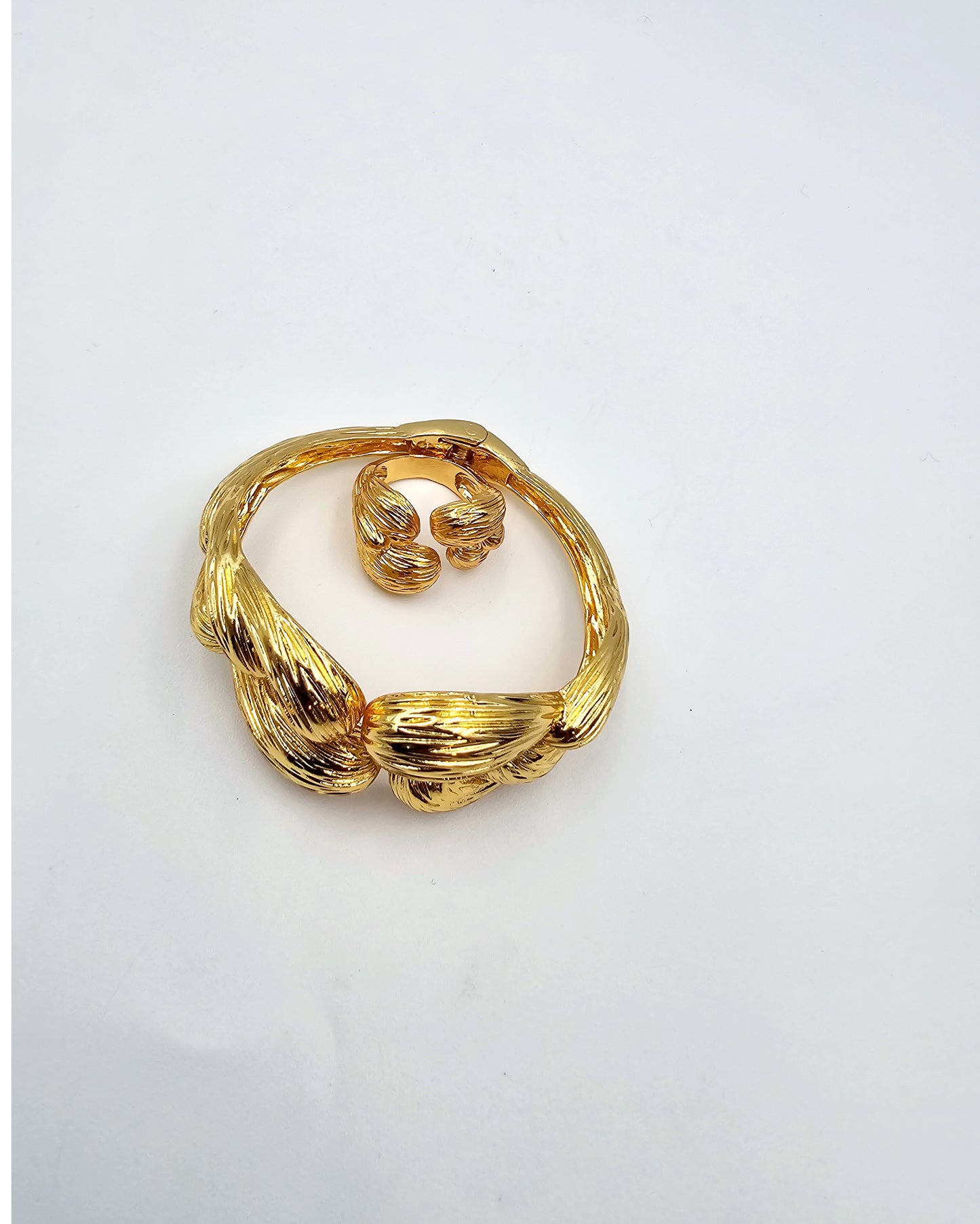 DA 368 BANGLE AND RING