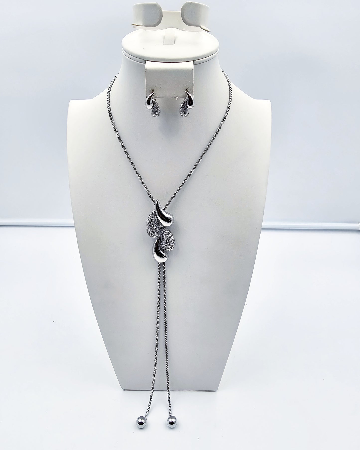 DA 735 LONG NECKLACE